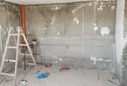 Bau- und Reparaturarbeiten an einem Haus in der Nähe von Dobrich