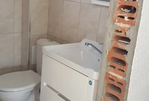 Bau- und Reparaturarbeiten an einem Haus in der Nähe von Dobrich