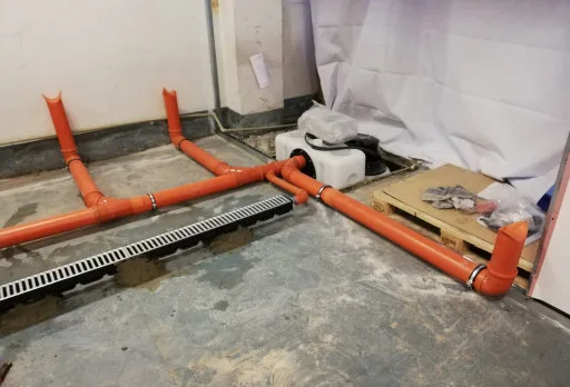 Изграждане на тоалетни в печатница във Варна