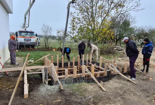 Bau- und Reparaturarbeiten an einem Haus in der Nähe von Dobrich