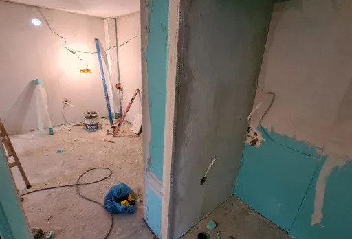 Bau- und Reparaturarbeiten an einem Haus in der Nähe von Dobrich