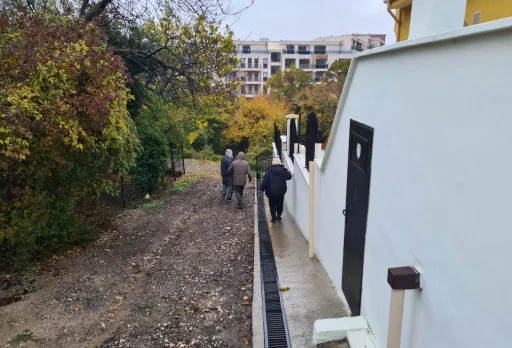 Монтаж на оградни пана и поликарбон на къща до Албена