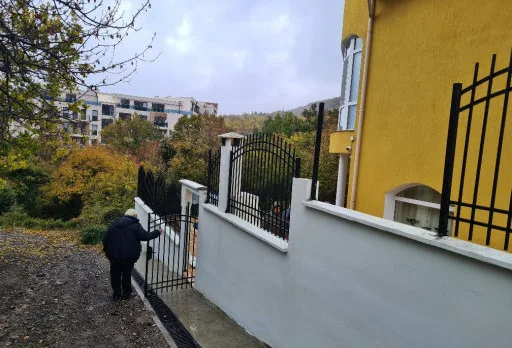 Монтаж на оградни пана и поликарбон на къща до Албена