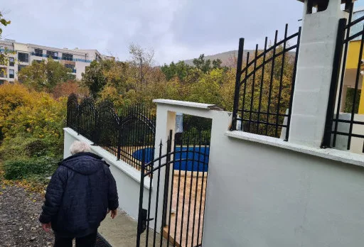 Монтаж на оградни пана и поликарбон на къща до Албена