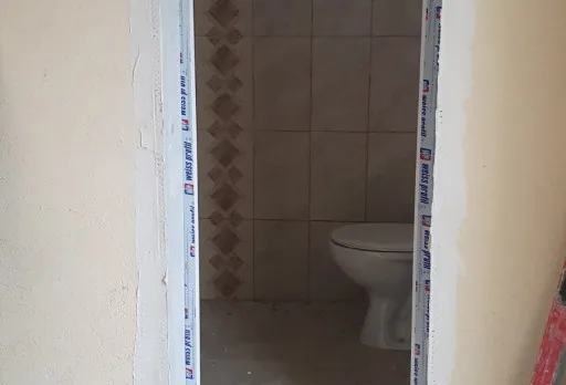 Bau- und Reparaturarbeiten an einem Haus in der Nähe von Dobrich