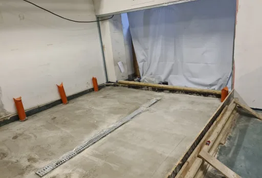 Изграждане на тоалетни в печатница във Варна