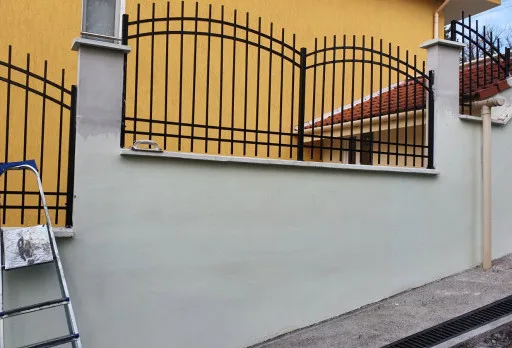 Монтаж на оградни пана и поликарбон на къща до Албена