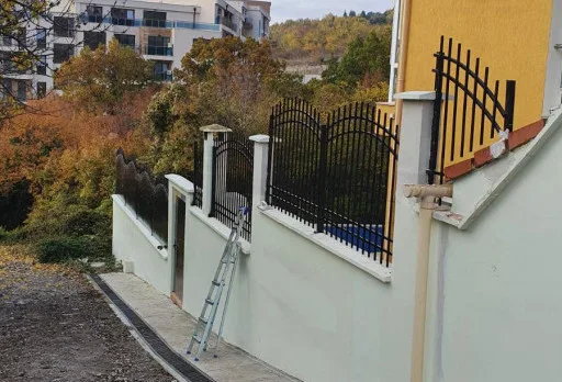 Монтаж на оградни пана и поликарбон на къща до Албена
