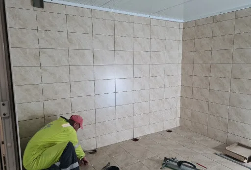 Изграждане на тоалетни в печатница във Варна