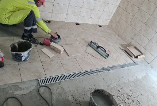 Изграждане на тоалетни в печатница във Варна