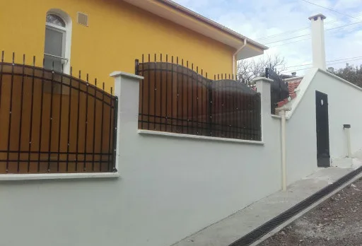 Монтаж на оградни пана и поликарбон на къща до Албена