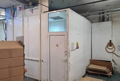 Демонтажни работи в печатница във Варна