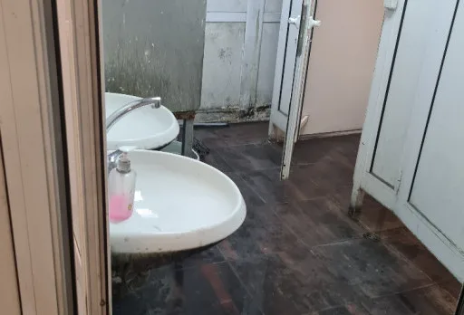 Демонтажни работи в печатница във Варна