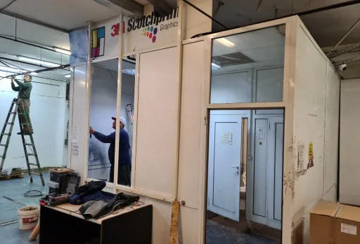 Демонтажни работи в печатница във Варна