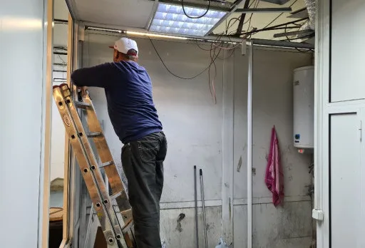 Демонтажни работи в печатница във Варна