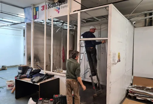 Демонтажни работи в печатница във Варна