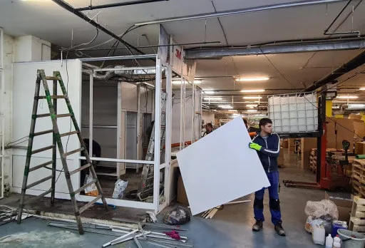 Демонтажни работи в печатница във Варна