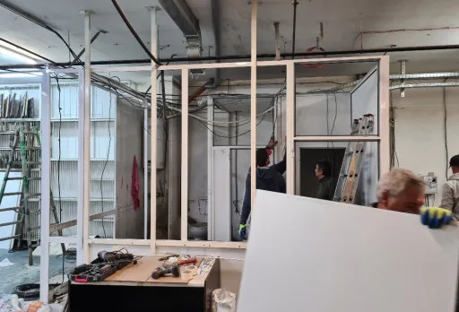 Демонтажни работи в печатница във Варна