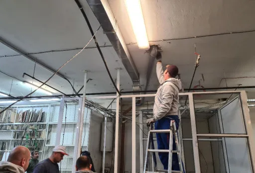 Демонтажни работи в печатница във Варна