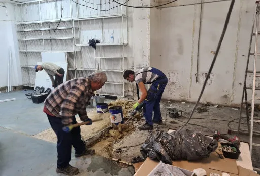 Демонтажни работи в печатница във Варна