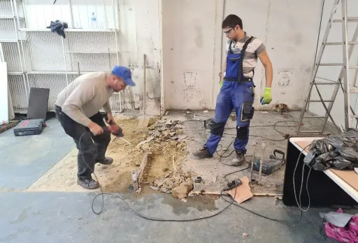 Демонтажни работи в печатница във Варна