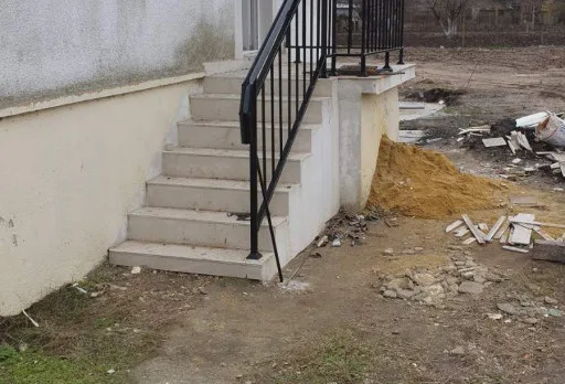 Bau- und Reparaturarbeiten an einem Haus in der Nähe von Dobrich