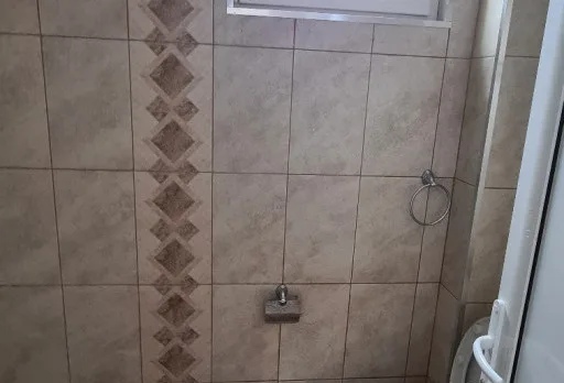 Bau- und Reparaturarbeiten an einem Haus in der Nähe von Dobrich