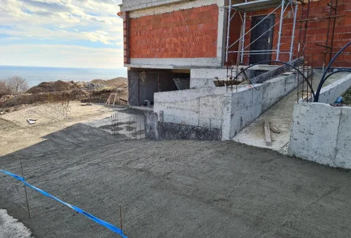 Модерна вила с плосък покрив в Балчик