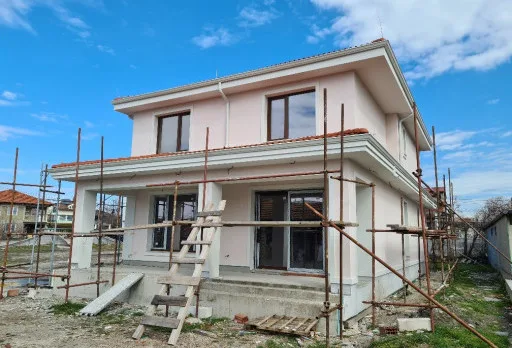 Двуетажна къща с паркомясто – с. Тополи, Варна