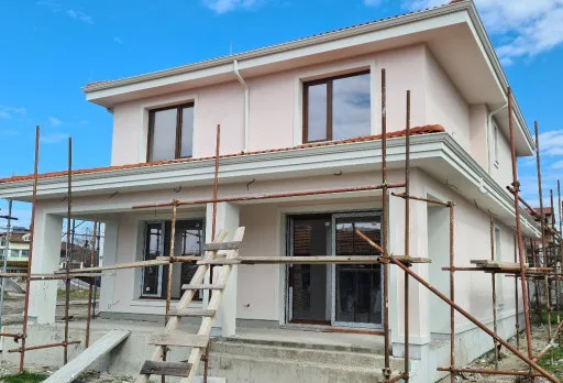 Двуетажна къща с паркомясто – с. Тополи, Варна