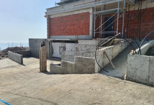 Модерна вила с плосък покрив в Балчик