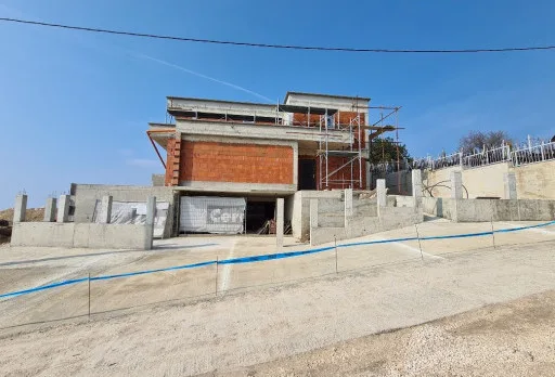 Модерна вила с плосък покрив в Балчик