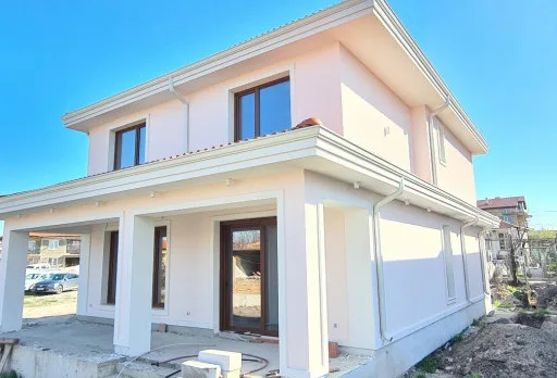 Двуетажна къща с паркомясто – с. Тополи, Варна