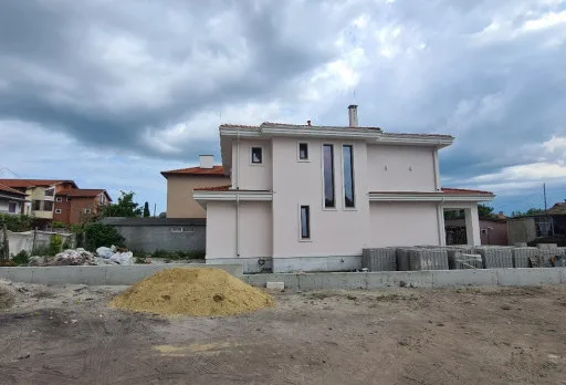 Двуетажна къща с паркомясто – с. Тополи, Варна