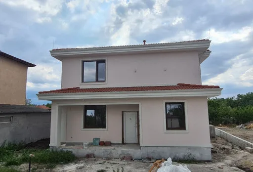 Двуетажна къща с паркомясто – с. Тополи, Варна