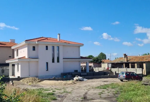 Двуетажна къща с паркомясто – с. Тополи, Варна