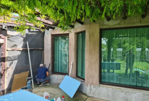 Полагане на топлоизолация на фасада на къща до Варна