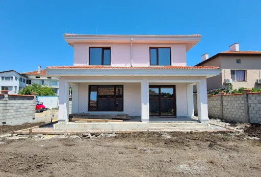 Двуетажна къща с паркомясто – с. Тополи, Варна