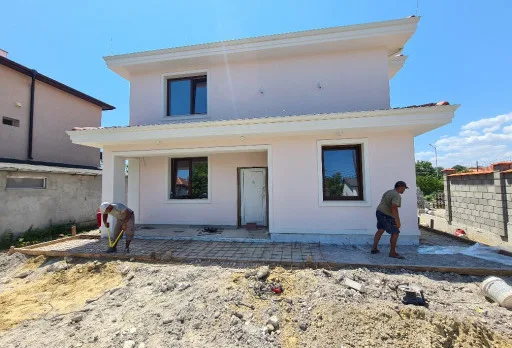 Двуетажна къща с паркомясто – с. Тополи, Варна