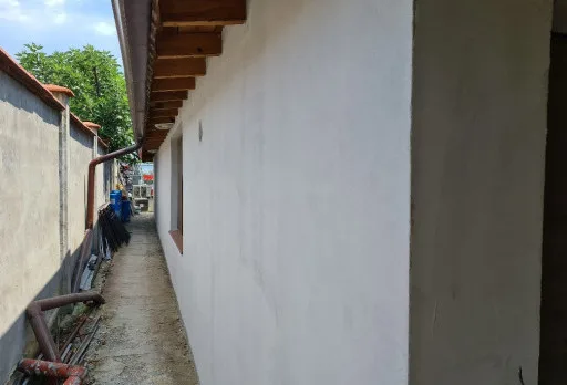 Полагане на топлоизолация на фасада на къща до Варна