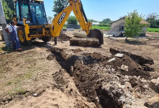 Строителство на масивна ограда в с. Крапец
