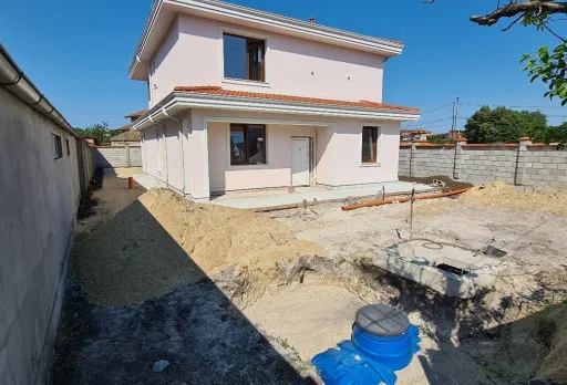 Двуетажна къща с паркомясто – с. Тополи, Варна