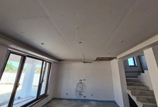 Двуетажна къща с паркомясто – с. Тополи, Варна