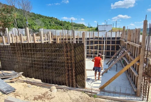 Класическа къща с покрив от керемиди – Рогачево 