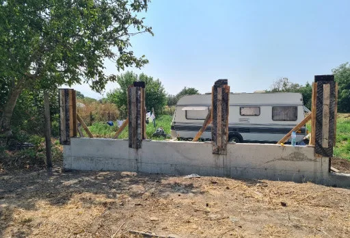 Строителство на масивна ограда в с. Крапец