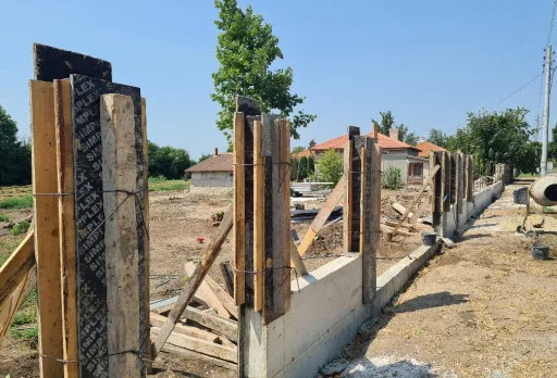 Строителство на масивна ограда в с. Крапец