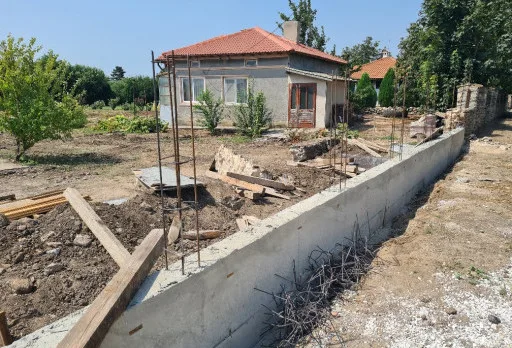 Строителство на масивна ограда в с. Крапец