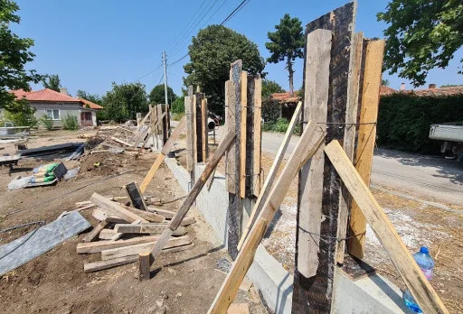 Строителство на масивна ограда в с. Крапец