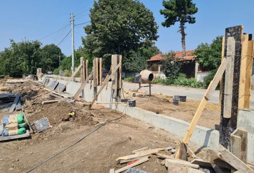 Строителство на масивна ограда в с. Крапец