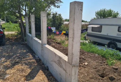 Строителство на масивна ограда в с. Крапец